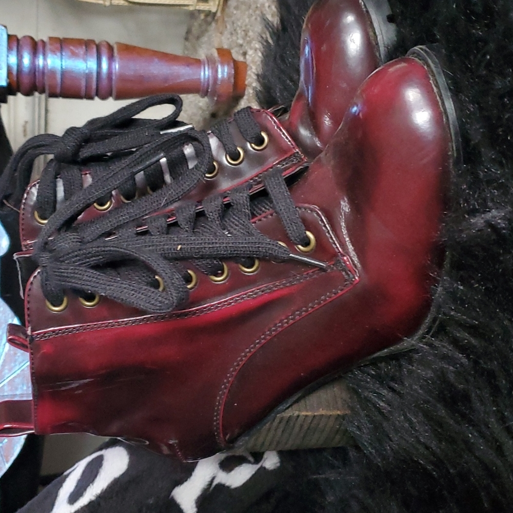 🖤VINTAGE Steve Madden deep burgundy heeled lace up booties 🖤